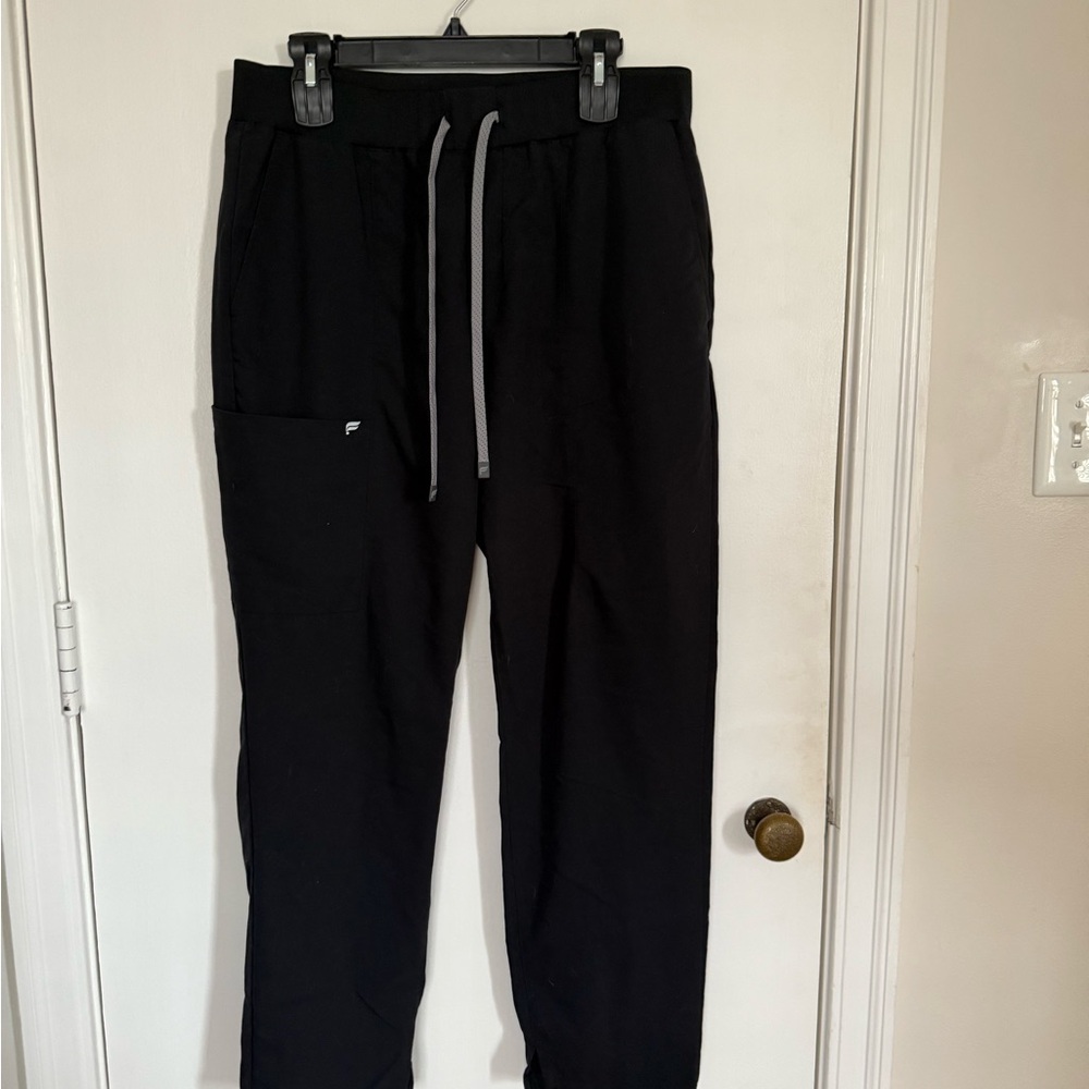 Women’s black high-rise jogger scrubs
